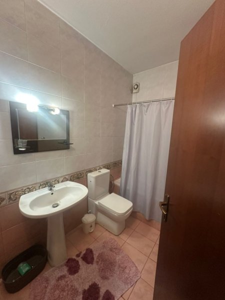 Tirane, jepet me qera apartament 2+1 Kati 5, 115 m² 1.000 € (BLLOKU)