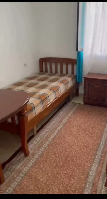 Tirane, jepet me qera garsonier 1+1 Kati 1, 30 m² (Mbrapa Skrapit, Fundi Rruges Burgut)