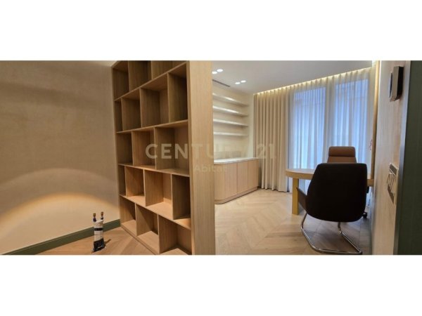 Tirane, jepet me qera ambjent biznesi Kati 1, 154 m² 3.000 € 