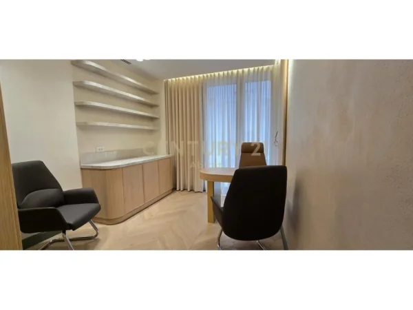 Tirane, jepet me qera ambjent biznesi Kati 1, 154 m² 3.000 € 