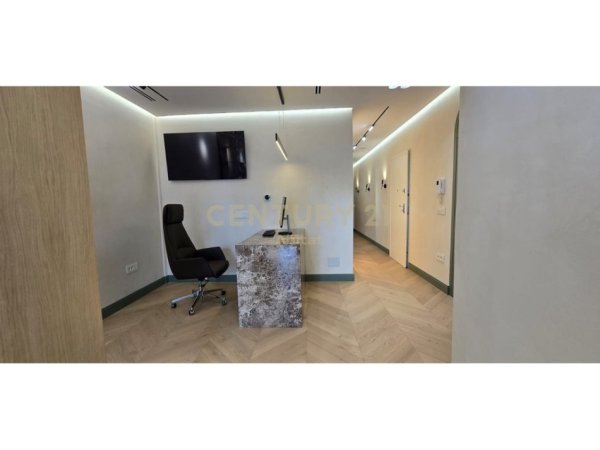 Tirane, jepet me qera ambjent biznesi Kati 1, 154 m² 3.000 € 