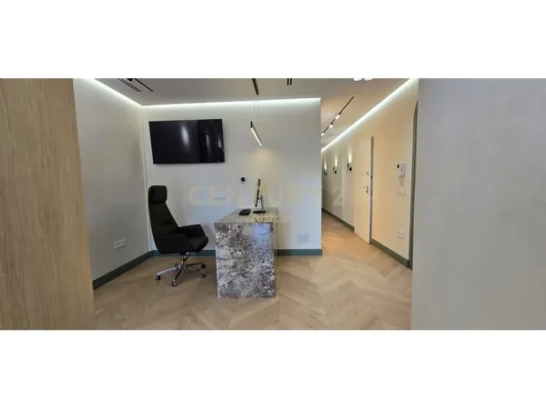 Tirane, jepet me qera ambjent biznesi Kati 1, 154 m² 3.000 € 