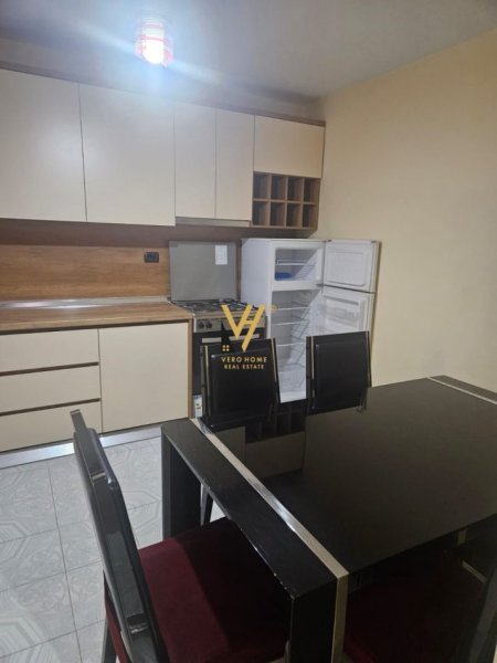 Tirane, jepet me qera apartament 1+1+Aneks Kati 4, 53 m² 400 € (ISH PARKU)