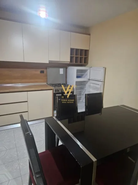 Tirane, jepet me qera apartament 1+1+Aneks Kati 4, 53 m² 400 € (ISH PARKU)