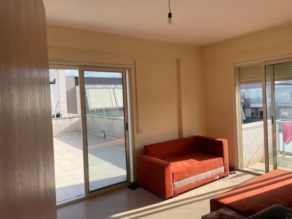 Tirane, jepet me qera apartament 1+1+Ballkon Kati 8, 70 m² 350 € (përballë American 3)