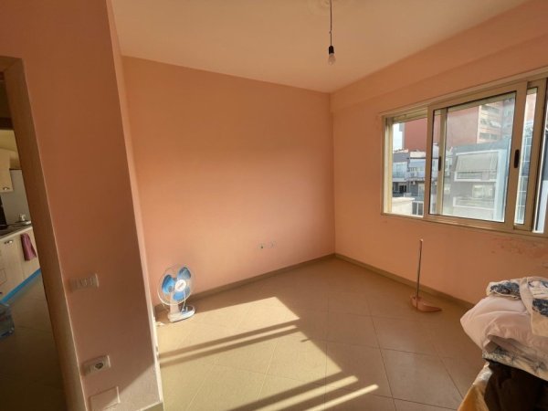 Tirane, jepet me qera apartament 1+1+Ballkon Kati 8, 70 m² 350 € (përballë American 3)