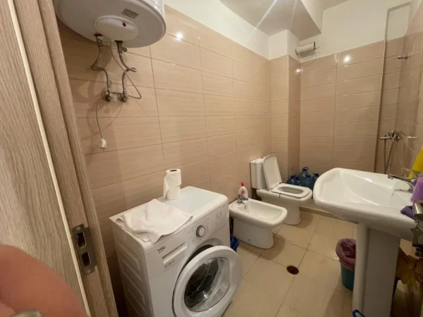 Tirane, jepet me qera apartament 1+1+Ballkon Kati 8, 70 m² 350 € (përballë American 3)