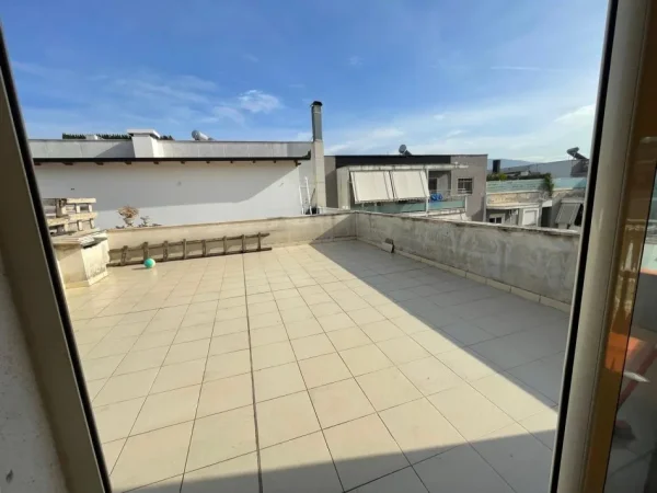 Tirane, jepet me qera apartament 1+1+Ballkon Kati 8, 70 m² 350 € (përballë American 3)