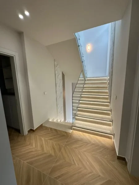 Tirane, jepet me qera Vile 4+1+Aneks Kati 2, 225 m² 3.500 € 