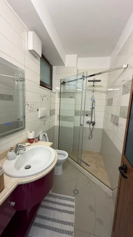 Durres, jepet me qera apartament 1+1+Ballkon Kati 7, 60 m² 550 € (Sheshi Pranvera)
