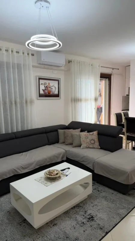 Durres, jepet me qera apartament 1+1+Ballkon Kati 7, 60 m² 550 € (Sheshi Pranvera)