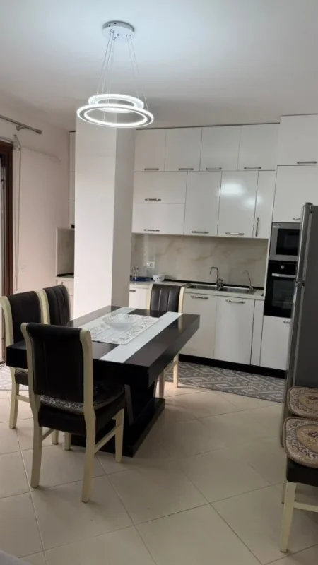 Durres, jepet me qera apartament 1+1+Ballkon Kati 7, 60 m² 550 € (Sheshi Pranvera)
