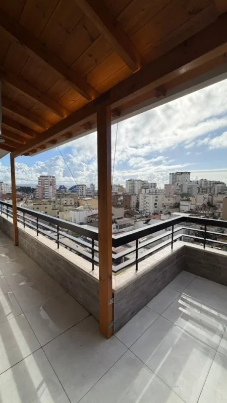 Durres, jepet me qera apartament 1+1+Ballkon Kati 7, 60 m² 550 € (Sheshi Pranvera)