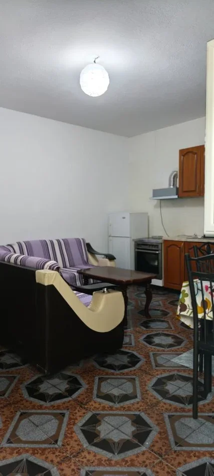 Tirane, jepet me qera apartament 2+1 Kati 1, 90 m² 420 € (ali visha)
