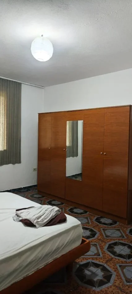 Tirane, jepet me qera apartament 2+1 Kati 1, 90 m² 420 € (ali visha)