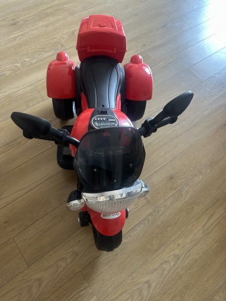 Tirane, shes Motorr per femije me karikim 50 €