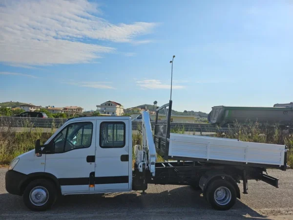 Kavaje, shes Auto-vinc 2012 Iveco Daily Vinç + Vetshkarkues (3 anë) - kabinë dopio Nafte, e bardhë manuale Kondicioner 25.000 €