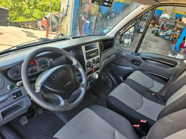 Kavaje, shes Auto-vinc 2012 Iveco Daily Vinç + Vetshkarkues (3 anë) - kabinë dopio Nafte, e bardhë manuale Kondicioner 25.000 €