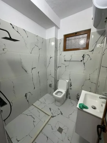 Tirane, jepet me qera apartament 1+1+Ballkon Kati 1, 70 m² 420 € (ali demi)
