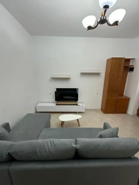 Tirane, jepet me qera apartament 1+1+Ballkon Kati 1, 70 m² 420 € (ali demi)