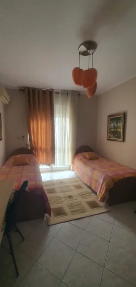Tirane, jepet me qera apartament 2+1+Ballkon Kati 3, 100 m² 620 € (brryl)