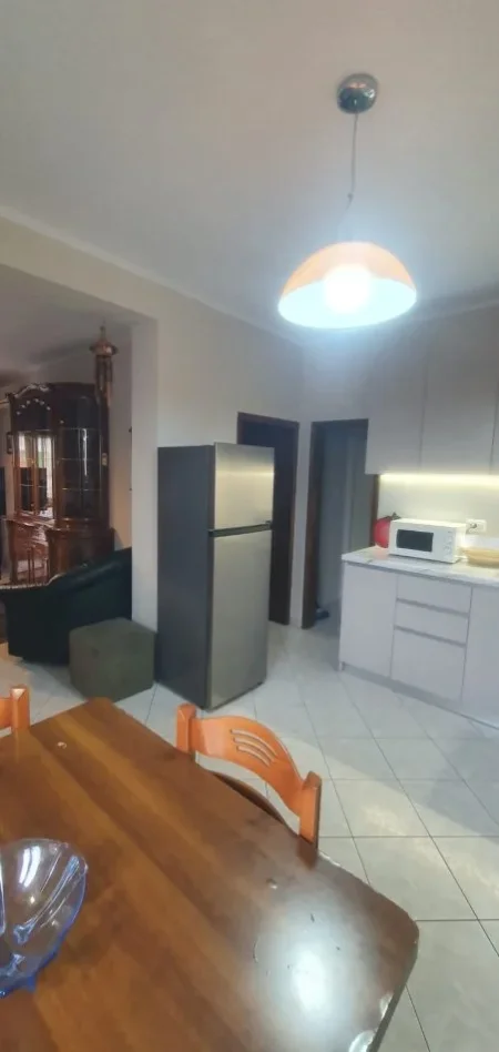 Tirane, jepet me qera apartament 2+1+Ballkon Kati 3, 100 m² 620 € (brryl)