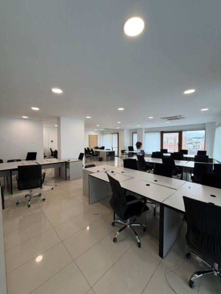 Tirane, jepet me qera zyre Kati 5, 187 m² 2.500 € (Kompleksi Delijorgji)