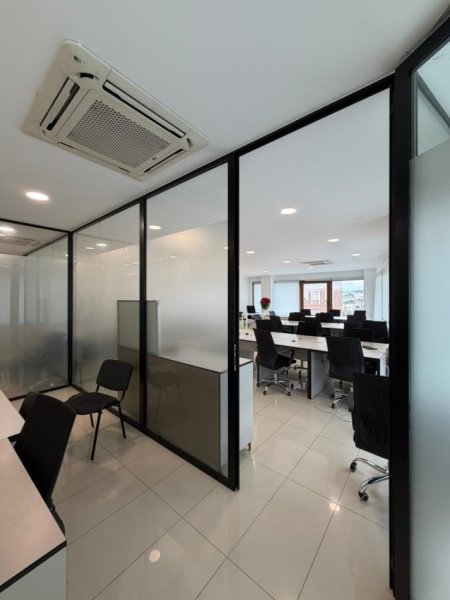 Tirane, jepet me qera zyre Kati 5, 187 m² 2.500 € (Kompleksi Delijorgji)