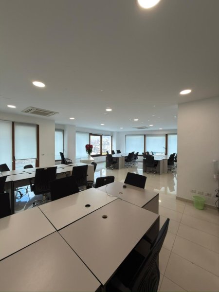 Tirane, jepet me qera zyre Kati 5, 187 m² 2.500 € (Kompleksi Delijorgji)