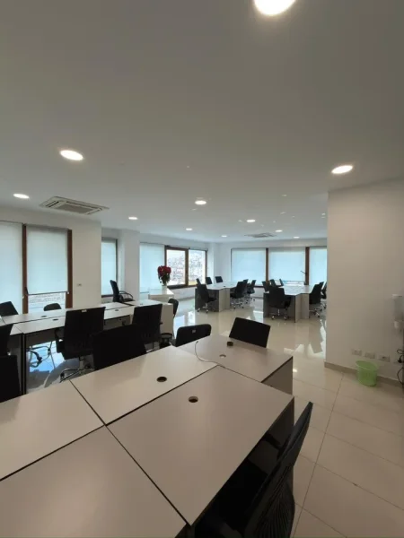 Tirane, jepet me qera zyre Kati 5, 187 m² 2.500 € (Kompleksi Delijorgji)