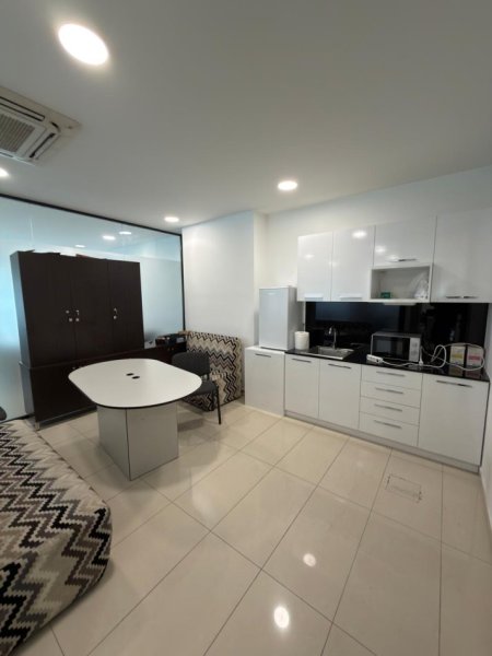 Tirane, jepet me qera zyre Kati 5, 187 m² 2.500 € (Kompleksi Delijorgji)