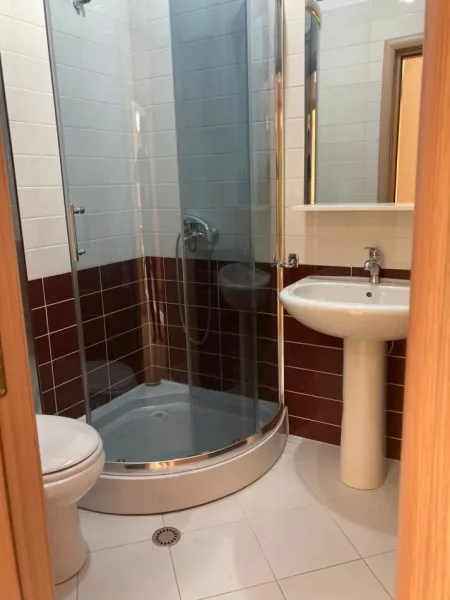 Tirane, jap me qera apartament 2+1+Ballkon Kati 4, 94 m² 680 € (shkolla Sami Frasheri)