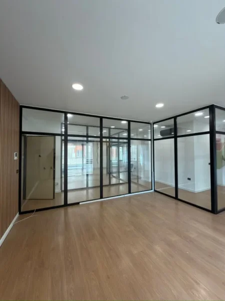 Tirane, jepet me qera zyre Kati 5, 180 m² 2.500 € (Kompleksi Delijorgji)