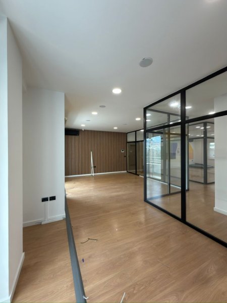 Tirane, jepet me qera zyre Kati 5, 180 m² 2.500 € (Kompleksi Delijorgji)