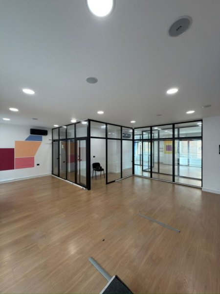 Tirane, jepet me qera zyre Kati 5, 180 m² 2.500 € (Kompleksi Delijorgji)