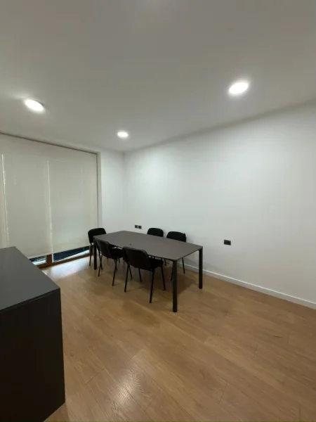 Tirane, jepet me qera zyre Kati 5, 180 m² 2.500 € (Kompleksi Delijorgji)