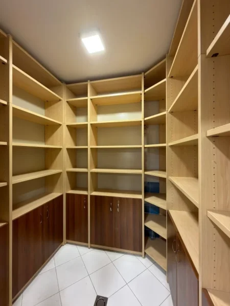 Tirane, jepet me qera zyre Kati 5, 180 m² 2.500 € (Kompleksi Delijorgji)