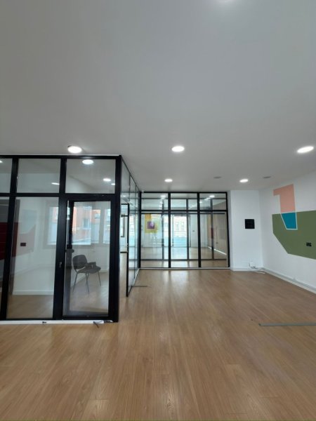 Tirane, jepet me qera zyre Kati 5, 180 m² 2.500 € (Kompleksi Delijorgji)