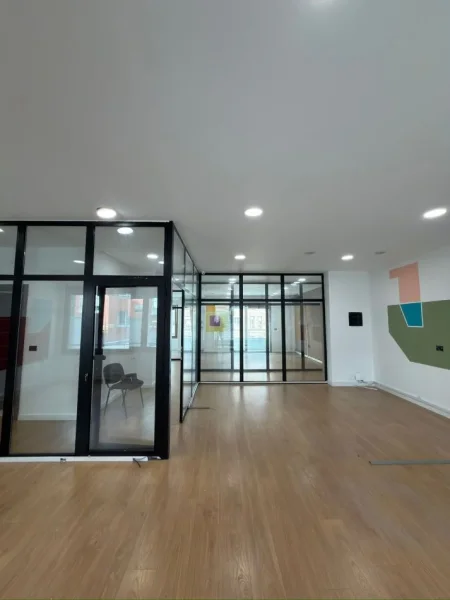 Tirane, jepet me qera zyre Kati 5, 180 m² 2.500 € (Kompleksi Delijorgji)