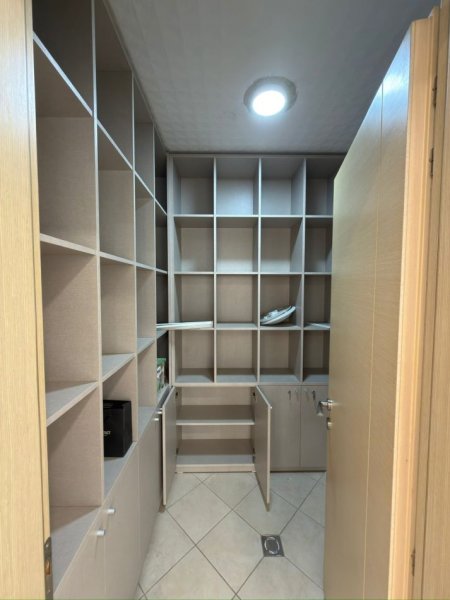 Tirane, jepet me qera zyre Kati 5, 180 m² 2.500 € (Kompleksi Delijorgji)