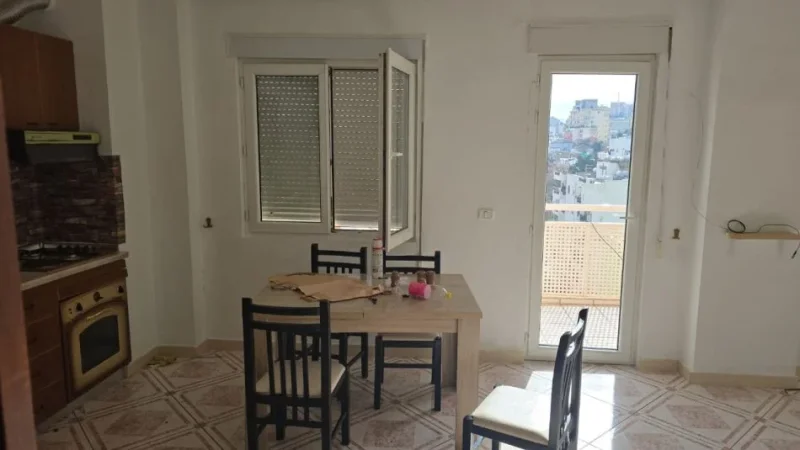 Durres, jepet me qera apartament 1+1+Aneks+Ballkon Kati 8, 73 m² 350 € (Durres Rruga Aleksander Goga pallati tek Kmy prane muzeut te deshmoreve)