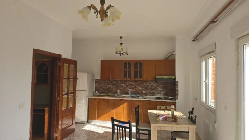 Durres, jepet me qera apartament 1+1+Aneks+Ballkon Kati 8, 73 m² 350 € (Durres Rruga Aleksander Goga pallati tek Kmy prane muzeut te deshmoreve)