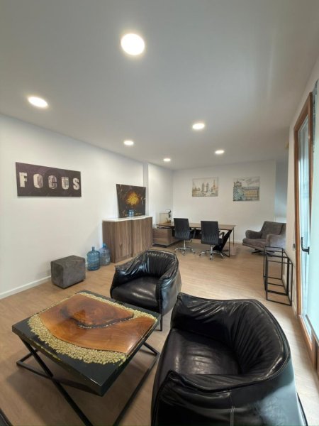 Tirane, jepet me qera zyre Kati 5, 180 m² 3.000 € (Kompleksi Delijorgji)