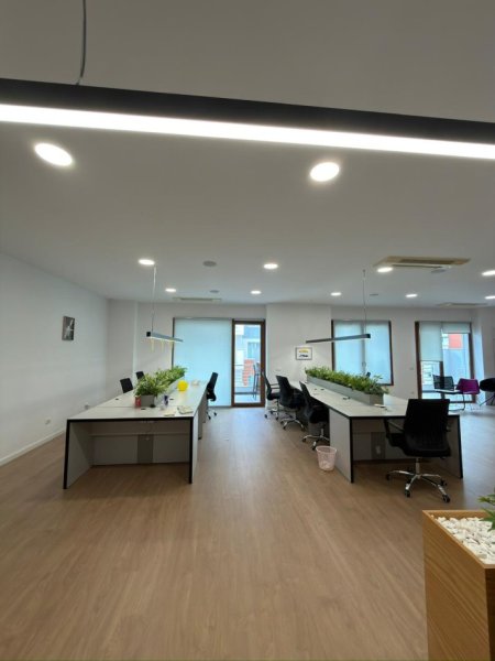 Tirane, jepet me qera zyre Kati 5, 180 m² 3.000 € (Kompleksi Delijorgji)