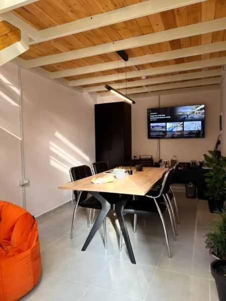 Tirane, jepet me qera zyre Kati 0, 25 m² 350 € (Ish Fusha aviacionit)