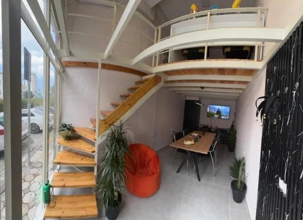 Tirane, jepet me qera zyre Kati 0, 25 m² 350 € (Ish Fusha aviacionit)