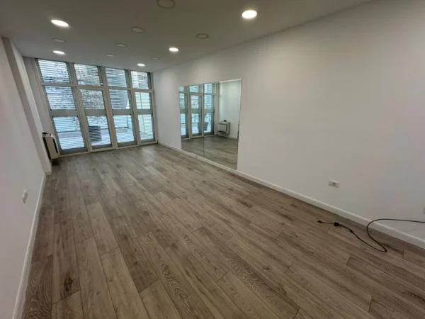 Tirane, jepet me qera ambjent biznesi Kati 1, 270 m² 5.000 € 