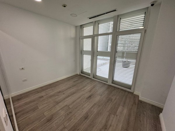 Tirane, jepet me qera ambjent biznesi Kati 1, 270 m² 5.000 € 
