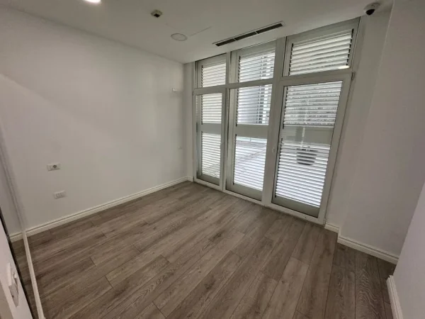 Tirane, jepet me qera ambjent biznesi Kati 1, 270 m² 5.000 € 