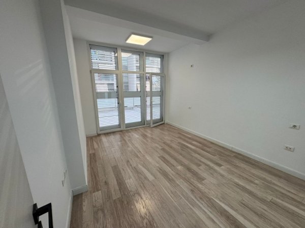 Tirane, jepet me qera ambjent biznesi Kati 1, 270 m² 5.000 € 